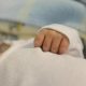 Bebê de 8 meses com suspeita de estupro morre após ataque cardíaco