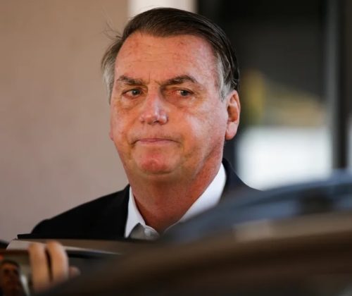 Bolsonaro é internado em Brasília