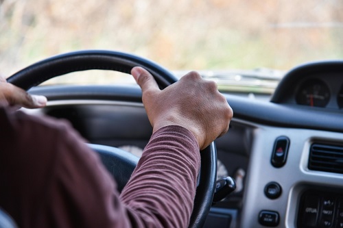 Motorista bêbado bate carro contra comércio em Campo Verde