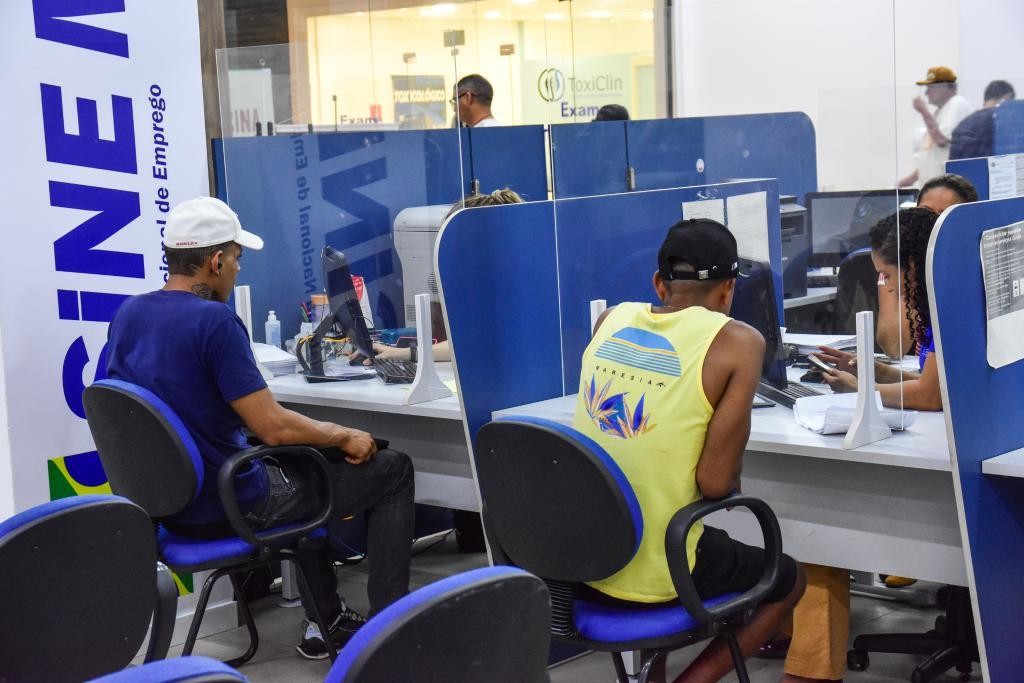 Prefeitura abre 325 vagas com salários de até R$ 7,4 mil
