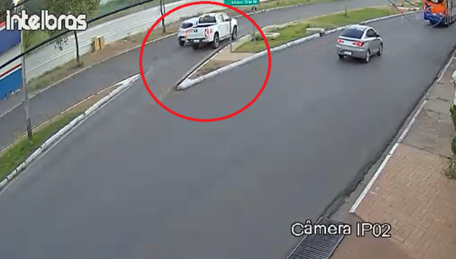 Vídeo: Câmera flagra momento em que carro capota na Prainha