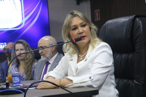 Vereadora Rosy Prado chora na tribuna e denuncia ataques