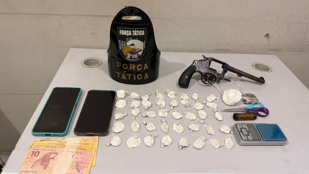 Força Tática prende homem com 42 porções de drogas