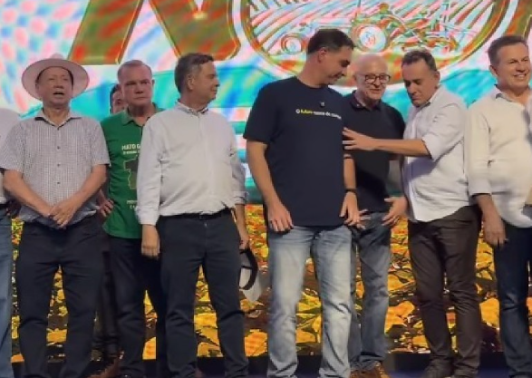 “Não vou me acotovelar”, diz Pivetta sobre disputa por espaço com Flávio