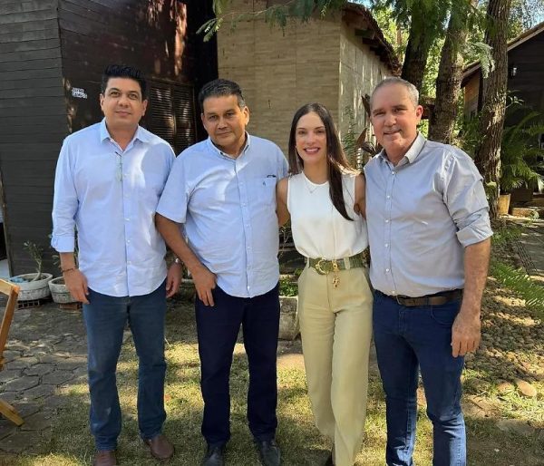 Tião da Zaeli reaparece ao lado de adversários de Flávia