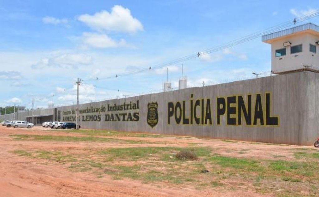 Servidora é flagrada tentando entrar com drogas em presídio
