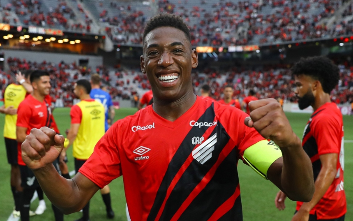 Cuiabá tem interesse no zagueiro Léo Pelé, diz imprensa paranaense