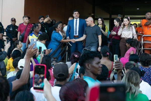 Prefeito busca solução para famílias do Contorno Leste em Fórum