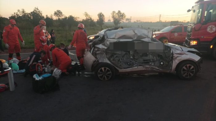 Três pessoas morrem após HB20 atingir caminhão na MT-010