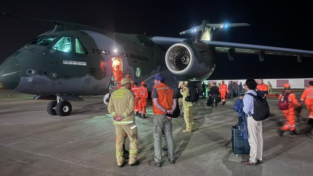 Busca e resgate de vítimas marcam primeiro dia de missão humanitária