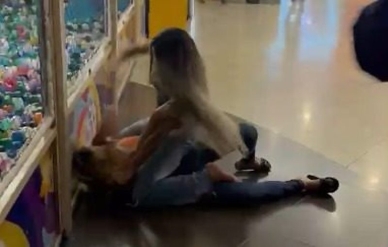 Duas mulheres saem no soco no shopping em Várzea Grande