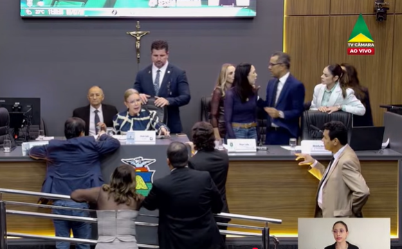 Sessão é marcada por tumulto, gritos e ameaça de suspensão