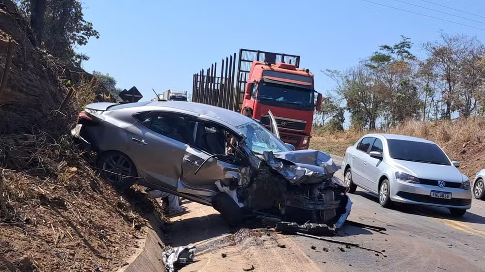 Caminhão capota após colisão com carro e carreta-tanque