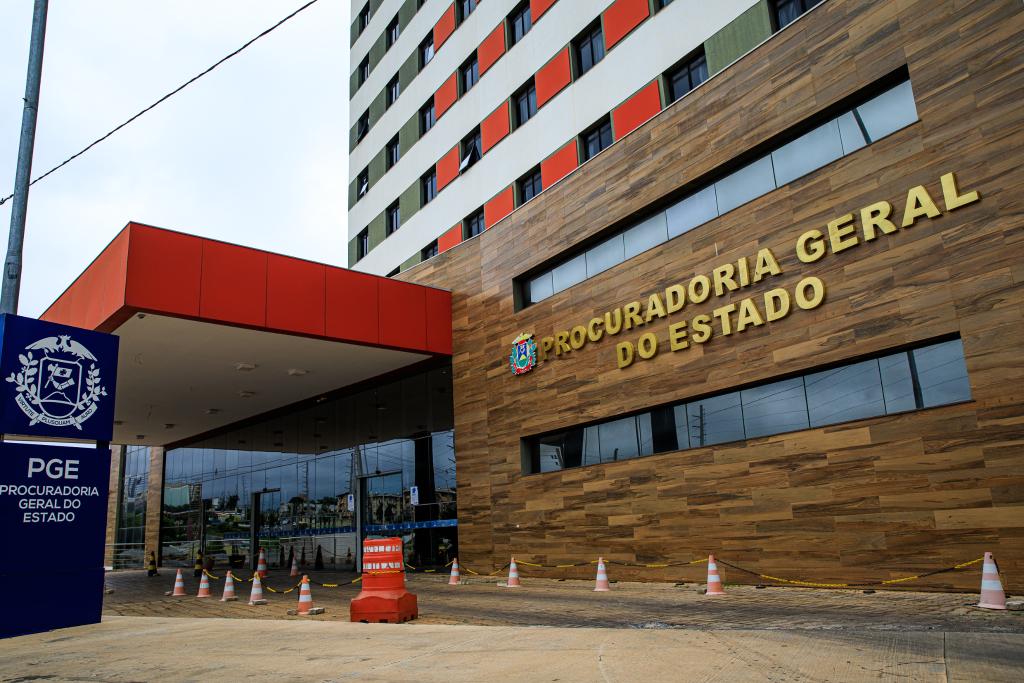 A pedido da Seplag, PGE ajuíza ações contra dez empresas