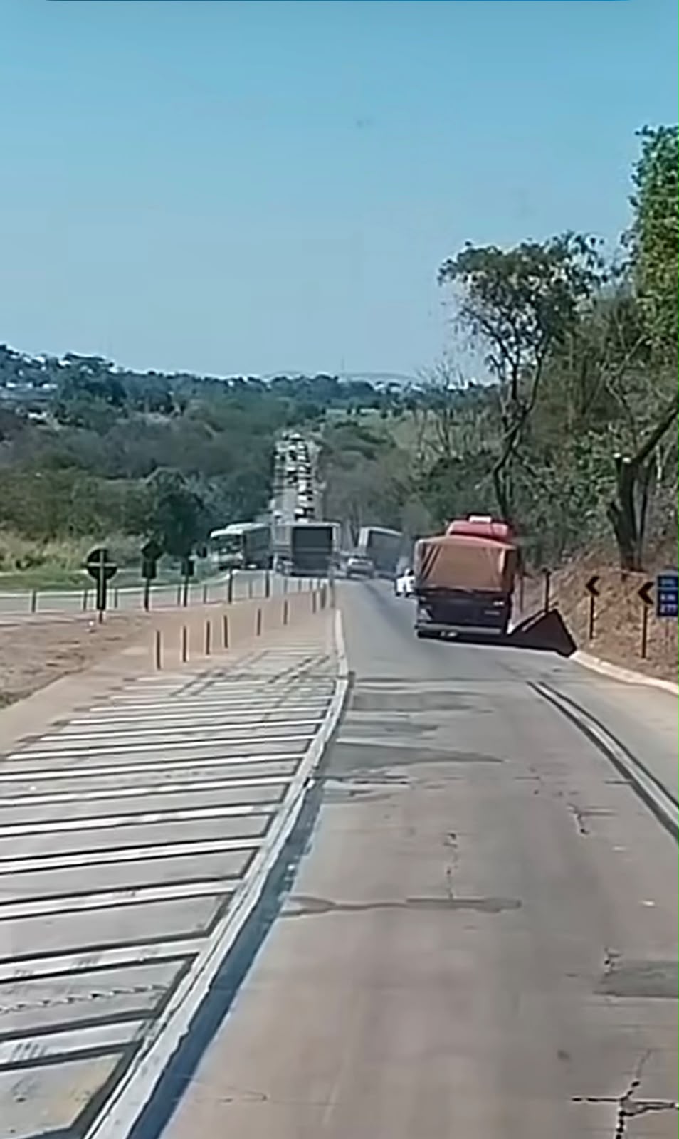 Caminhão desgovernado quase provoca acidente na BR-364 em Jaciara; Veja vídeo