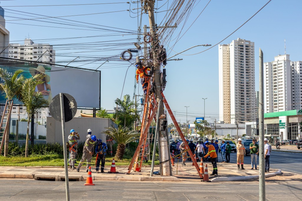 Operação recolhe 700 kg de cabos irregulares na Fernando Corrêa