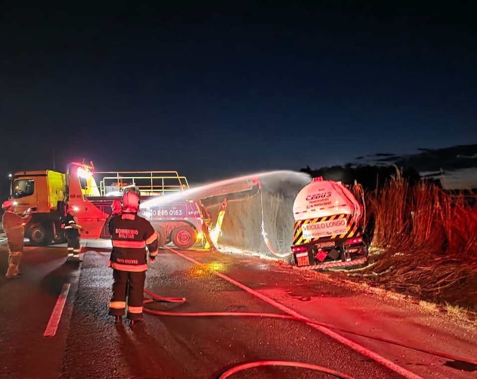Bombeiros atuam em operação por 8h após carreta com etanol tombar na BR-163