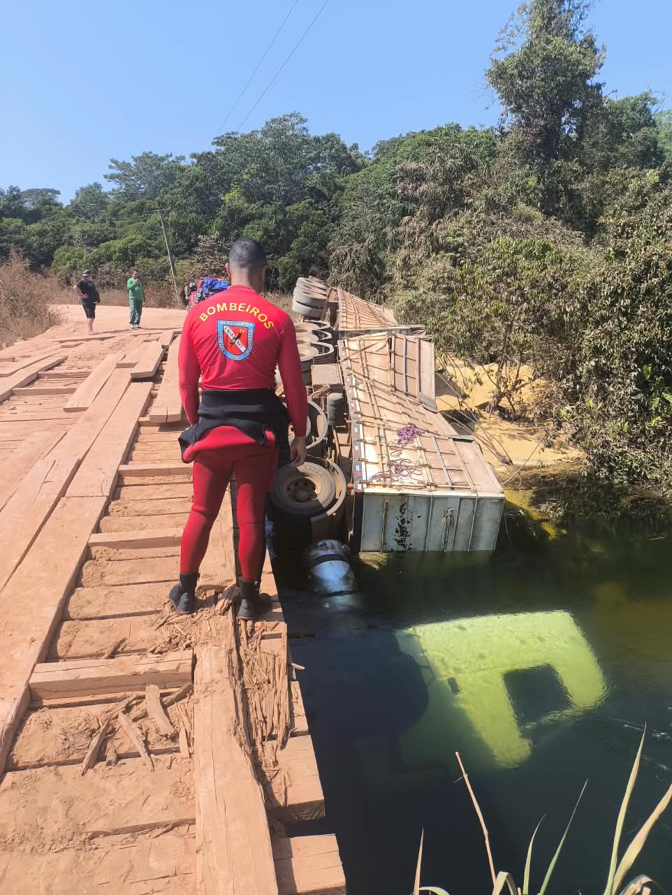 Motorista morre ao cair de ponte e ficar preso na cabine do caminhão