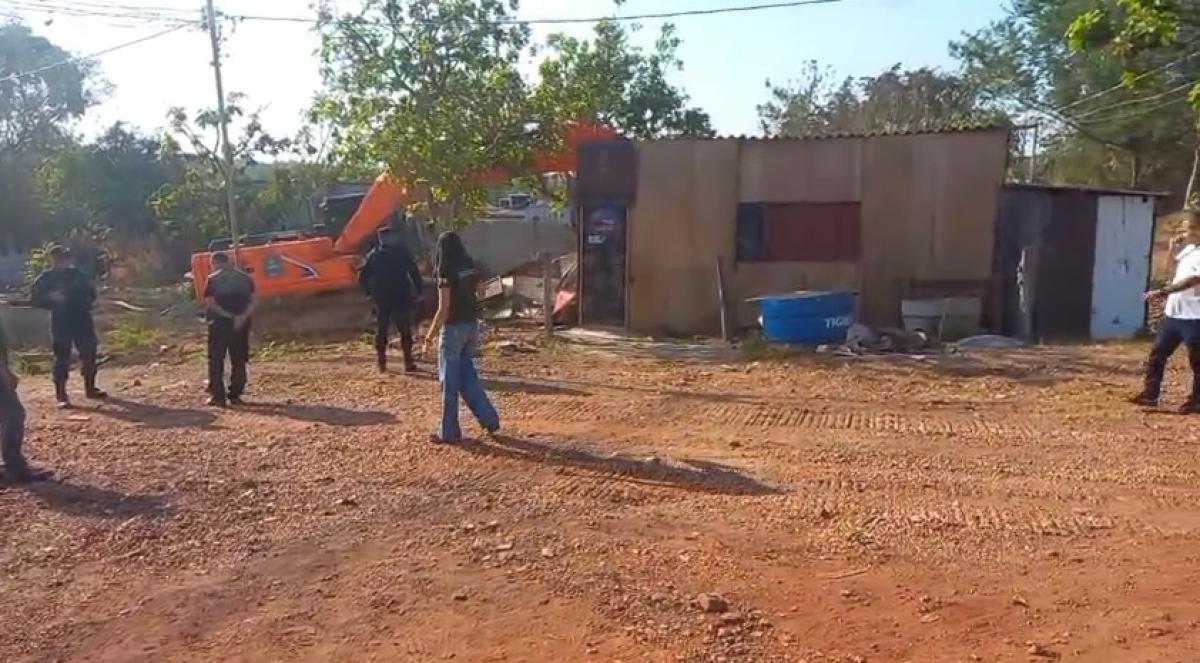 Prefeitura derruba imóveis em área de nascente e gera revolta