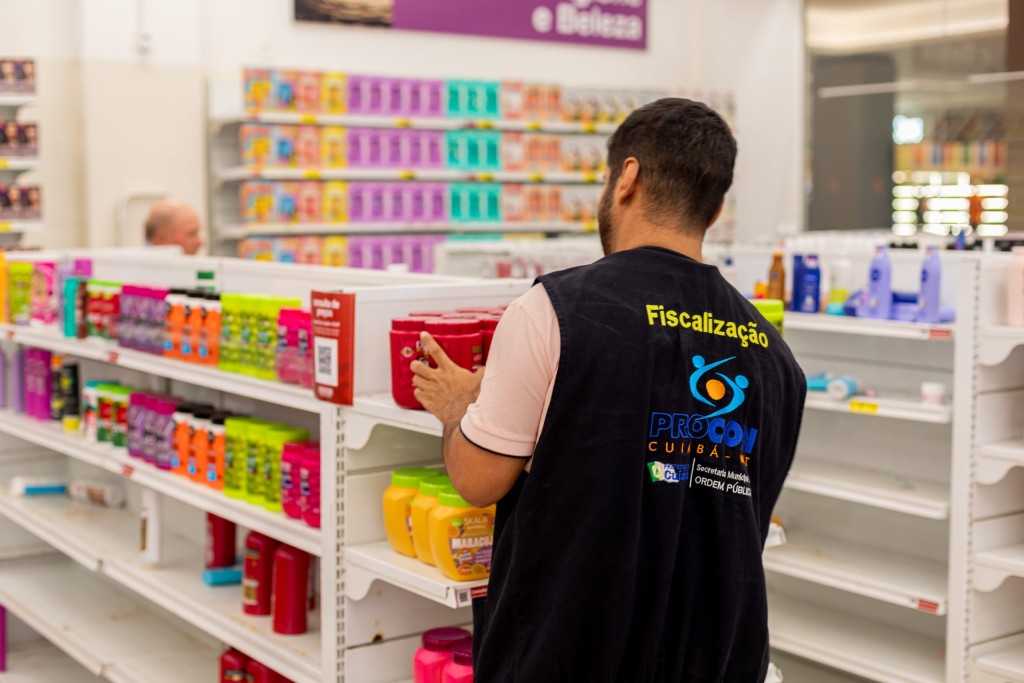 Procon fiscaliza 200 lojas e apreende mil produtos em Cuiabá