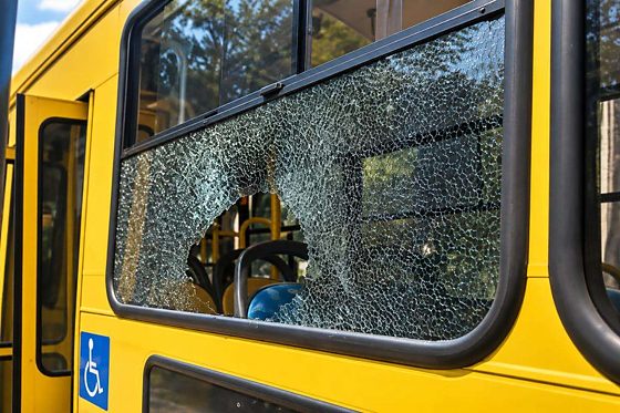 Adolescente fica ferida após homem quebrar janela de ônibus com soco