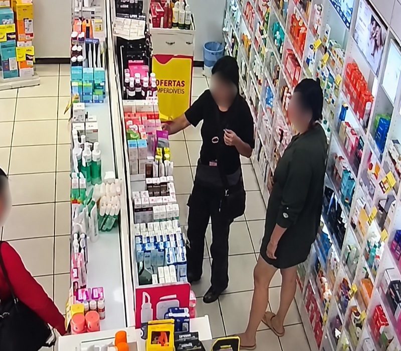 Polícia prende mãe e filha suspeitas de furtos em farmácia de VG