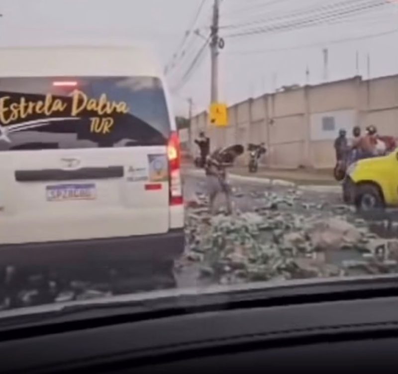 Caminhão de Heineken tomba e é saqueado por populares