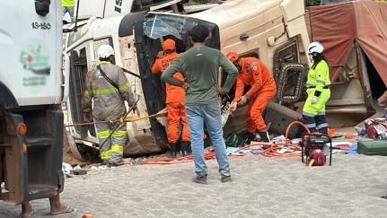 Carreta tomba na BR-163 e deixa 3 pessoas feridas