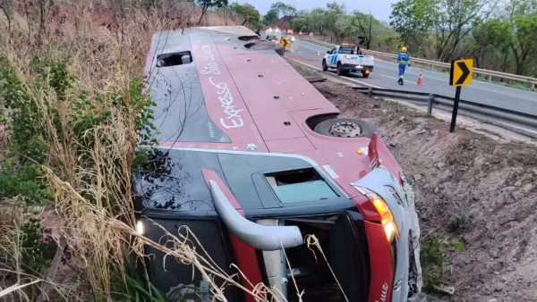 Ônibus com destino a Natal tomba em curva de Serra em MT
