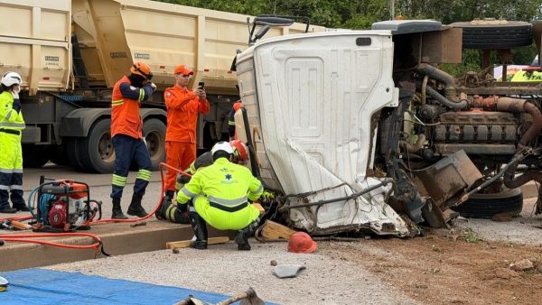 Carreta tomba na BR-163 em Sorriso e motorista morre